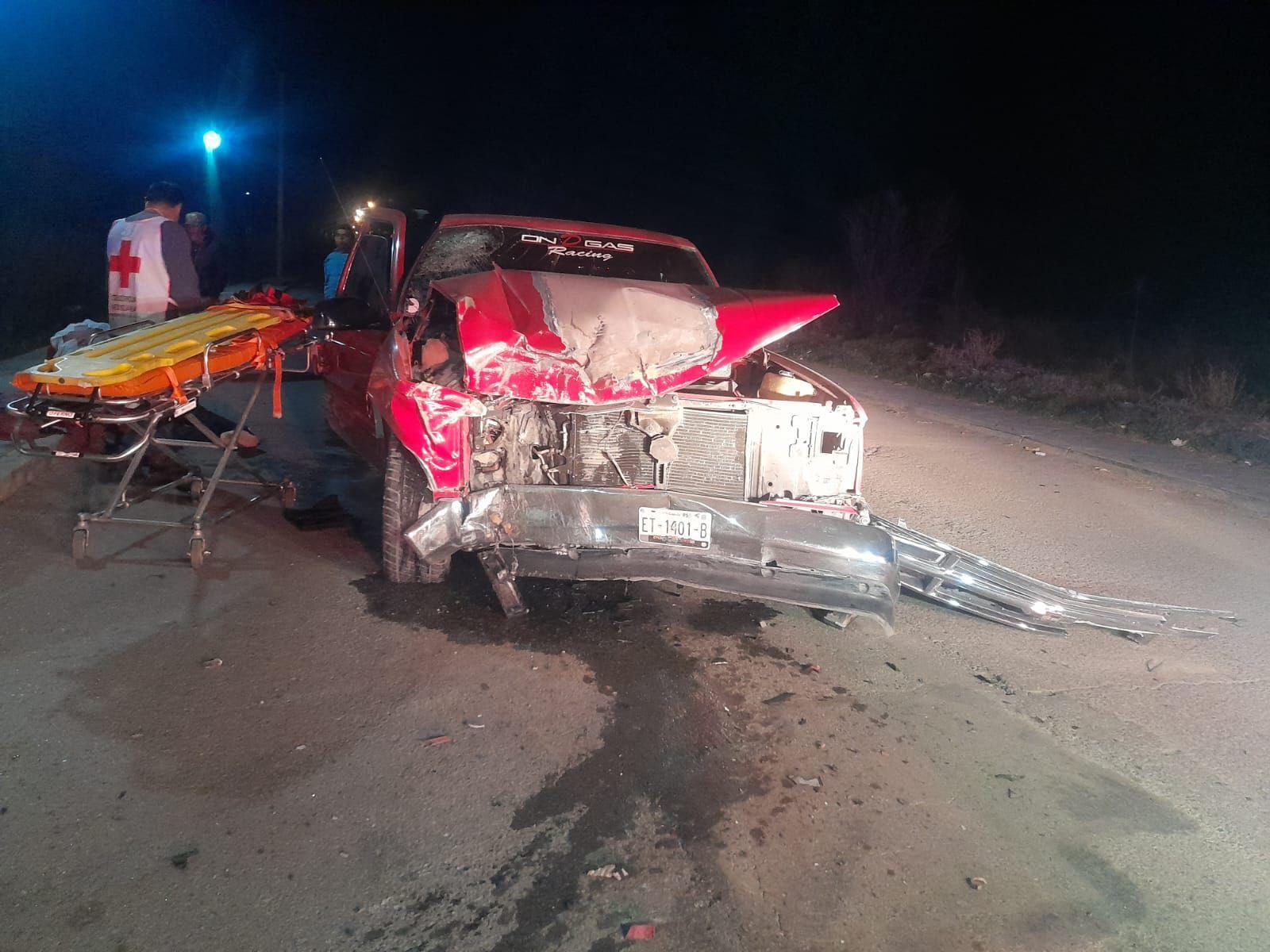 Resulta lesionado al impactar su camioneta