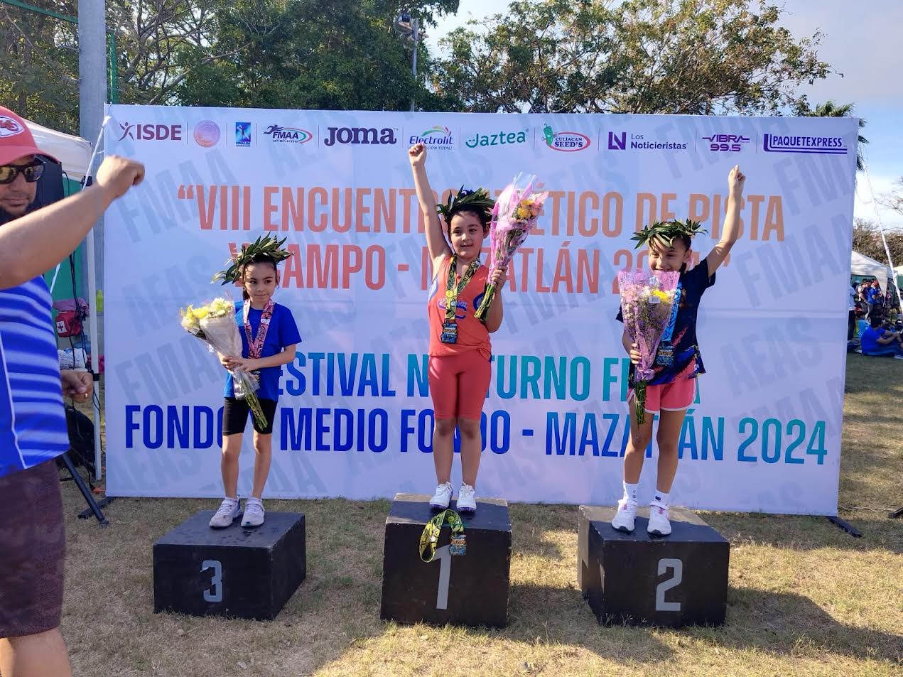 Se cuelgan medallas atletas cieneguenses