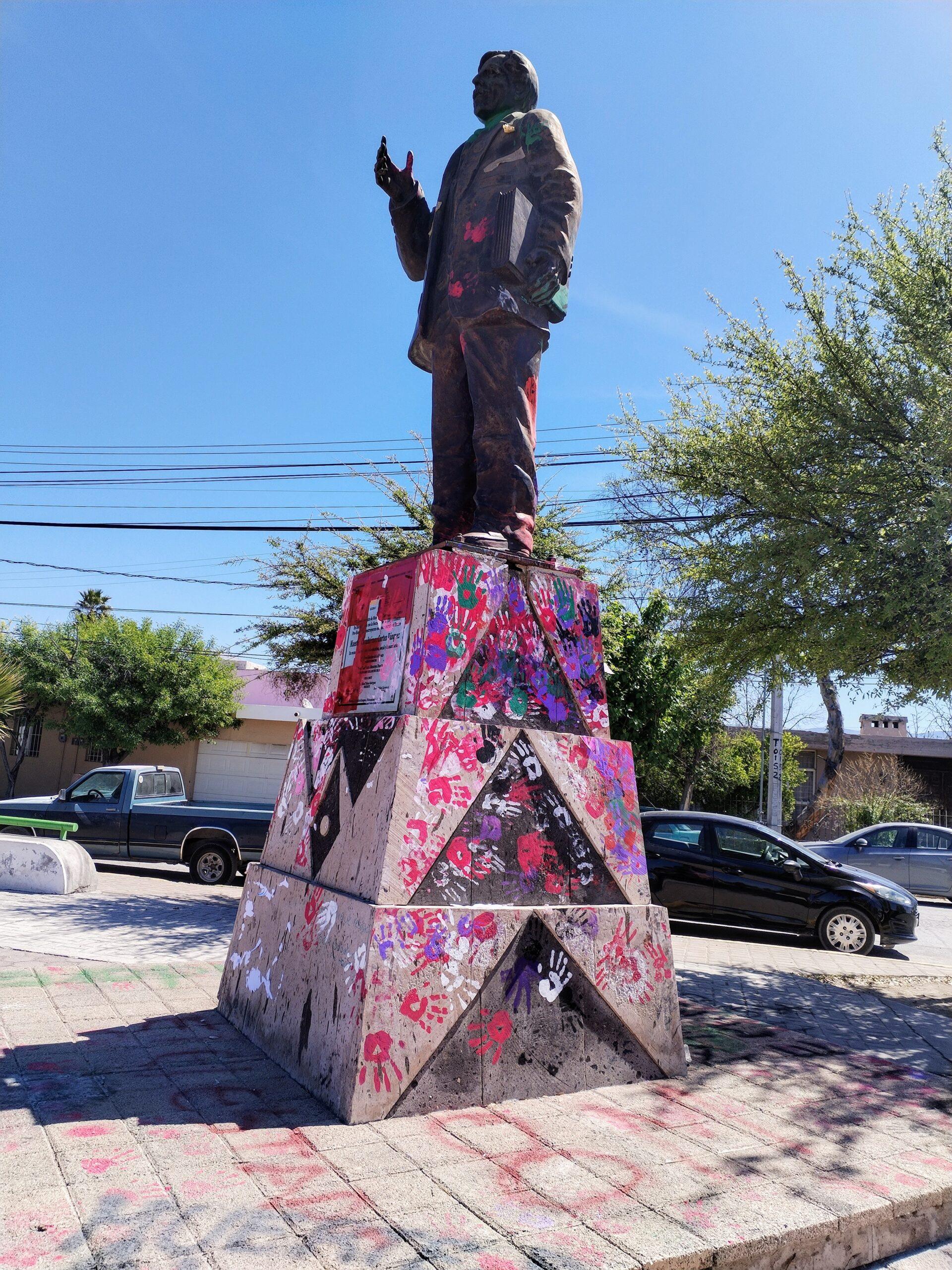 Denunciarán vandalismo a estatua de maestro Cortez