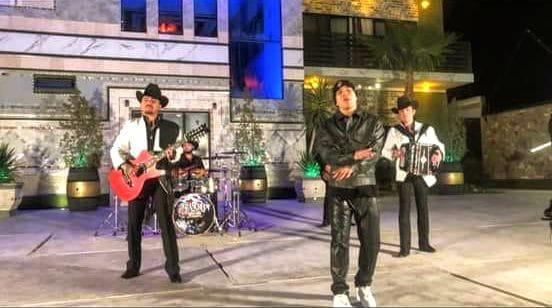 Graban Los 2 Carnales video junto con Mc Davo