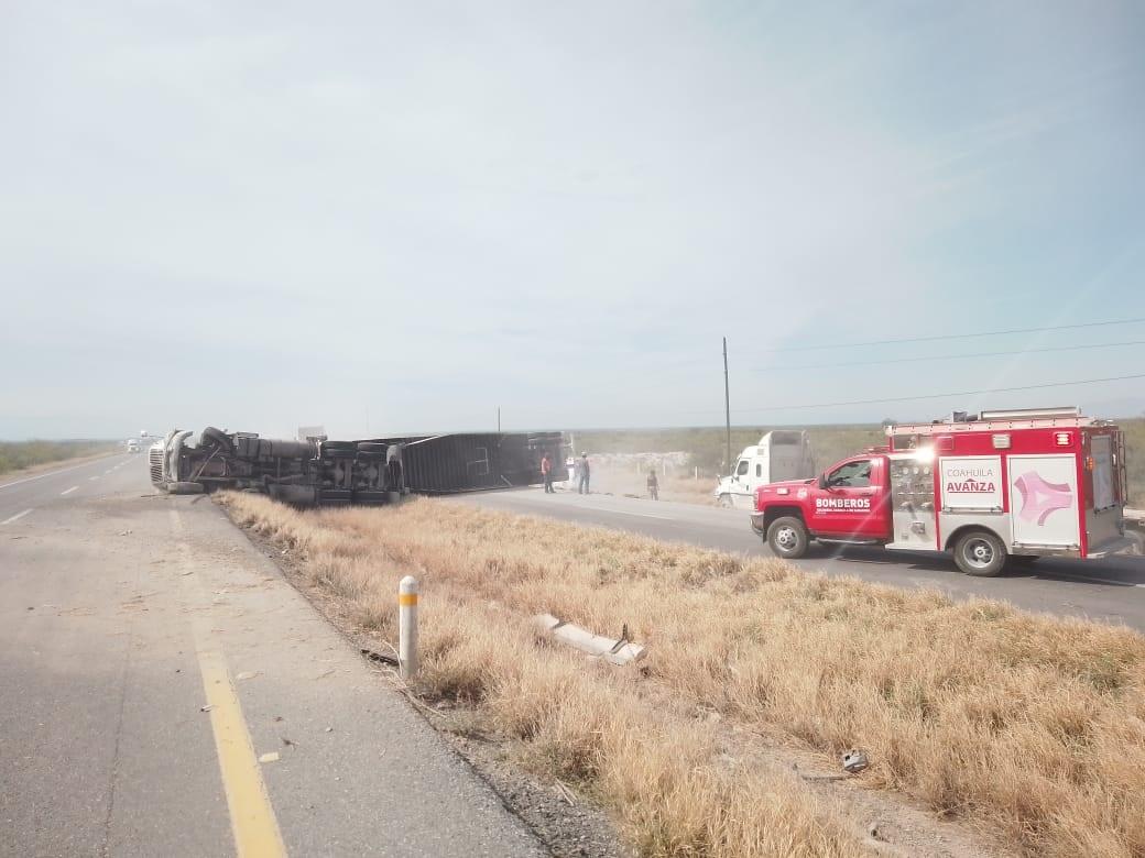 Cierran por seis horas la 57, tras volcar tráiler