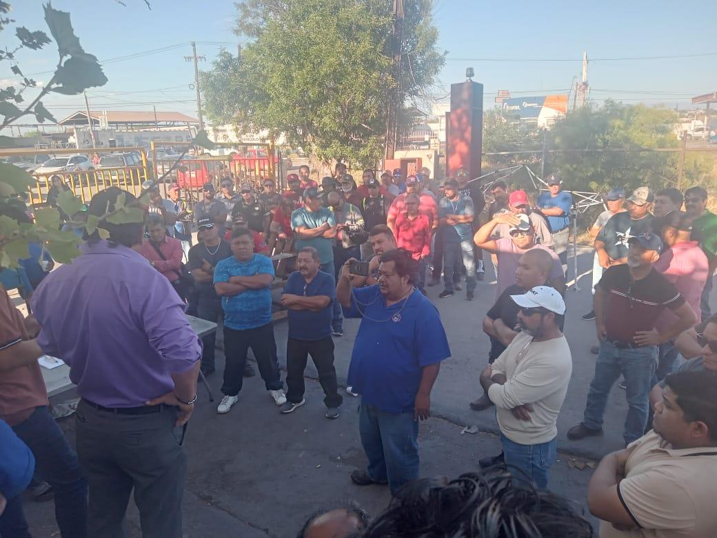 Rechazan obreros dejar sacar material de AHMSA