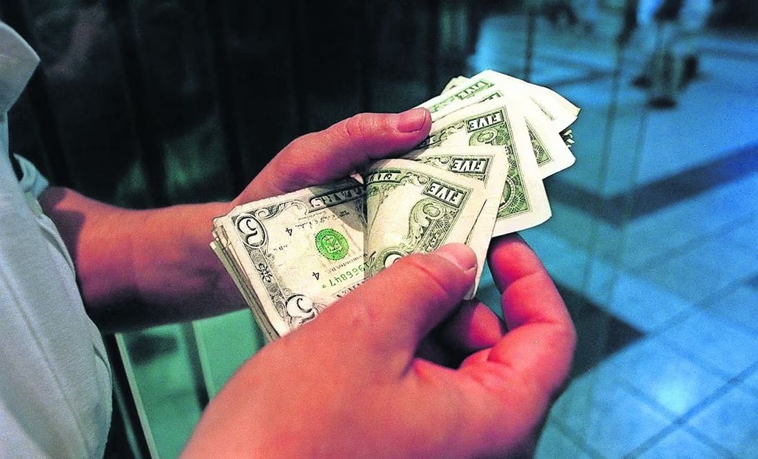 Precio del dólar abre a la baja en 17.02 pesos al mayoreo este primero de marzo