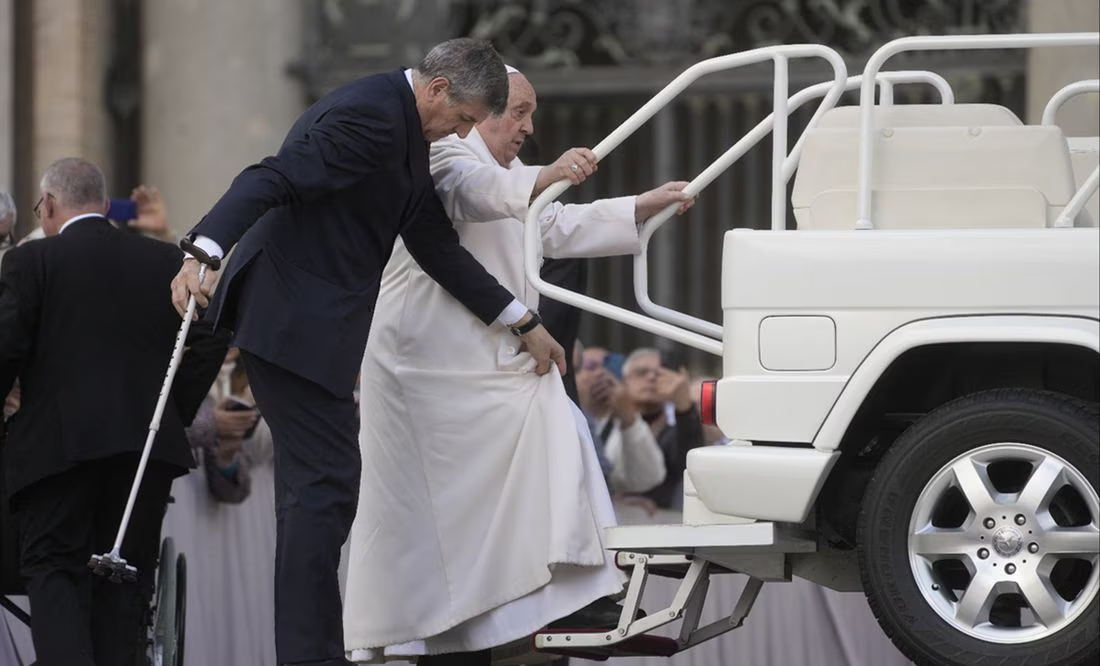 Papa Francisco es auxiliado para subir al papamóvil; problemas de movilidad siguen afectándolo