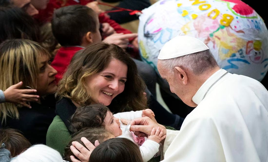 Las mujeres «siguen sufriendo violencia, desigualdad y maltratos», dice el papa Francisco