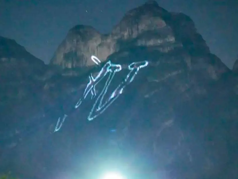 VIDEO: Quinceañera recibe mensaje proyectado con laser en un cerro de Monterrey