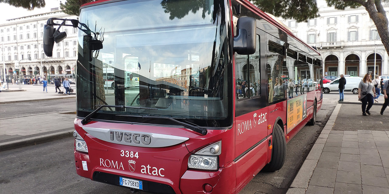 Mexicano en Roma imita a checador de ruta y se vuelve viral