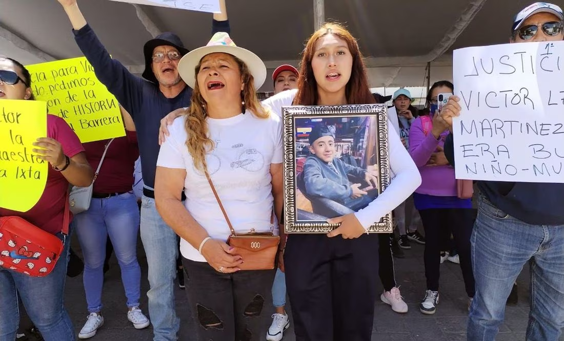 Muere alumno de secundaria en Ixtapaluca tras golpearse con tubo en la cabeza; familiares exigen justicia