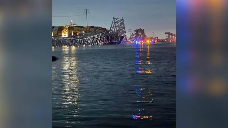 (Video) Así se desplomó el puente Francis Scott Key en Baltimore tras impactarlo un barco