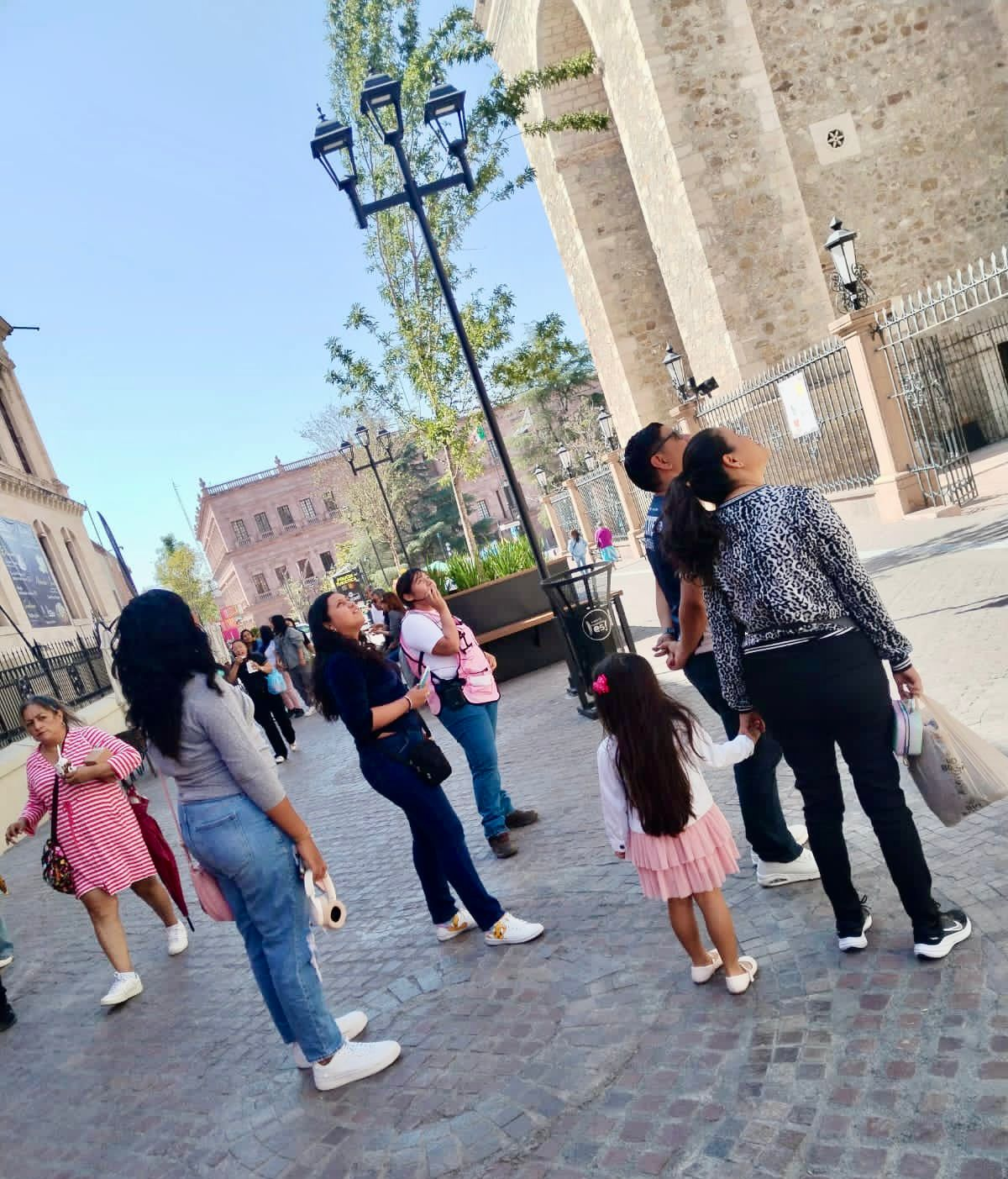 Disfrutan saltillenses y visitantes recorridos turísticos peatonales
