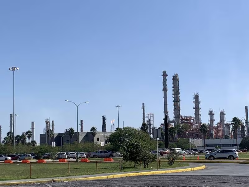 Samuel García se ‘pone al brinco’ con Pemex: Clausura refinería de Cadereyta