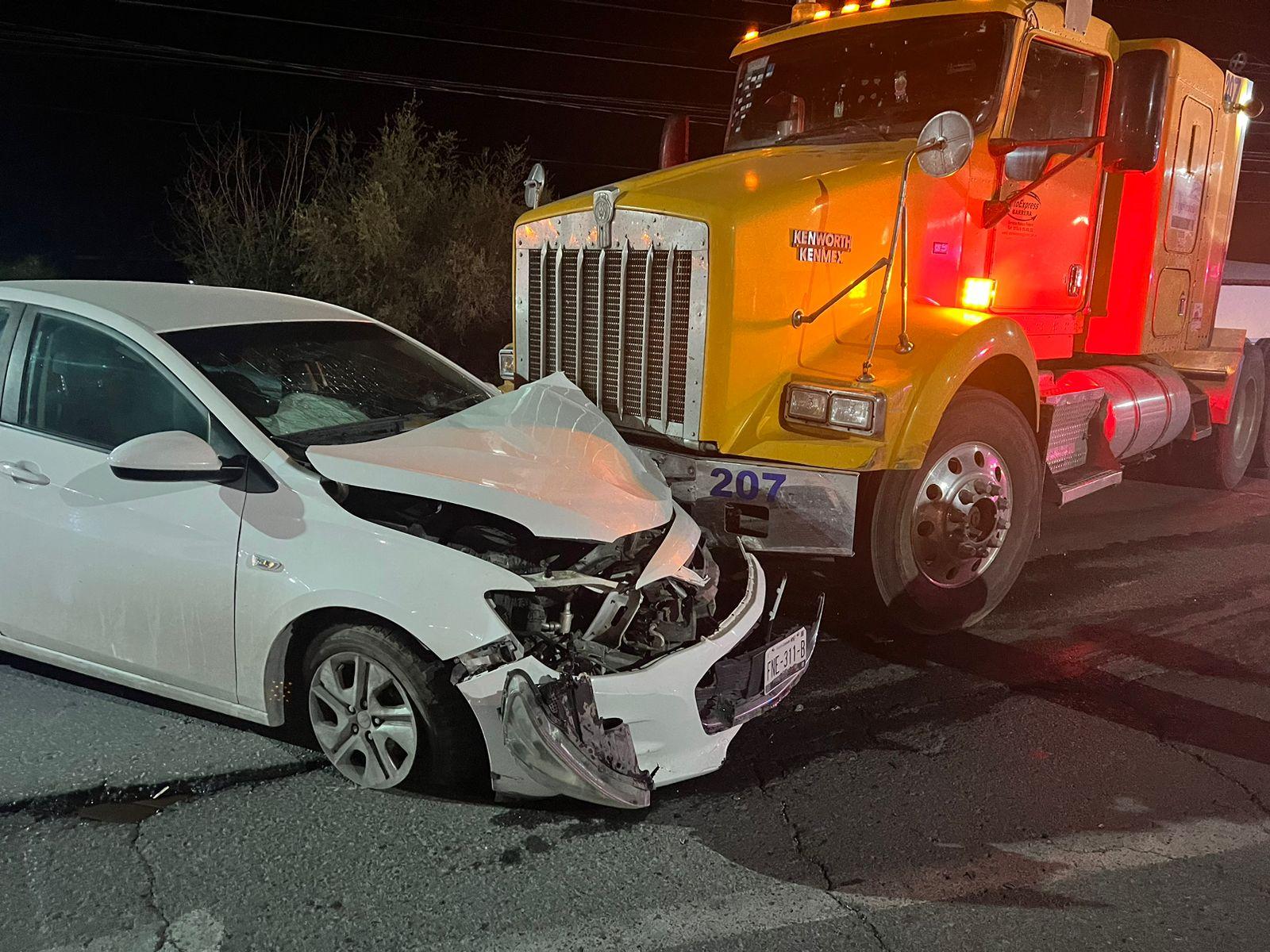 Se registra fuerte choque entre auto y tractocamiòn