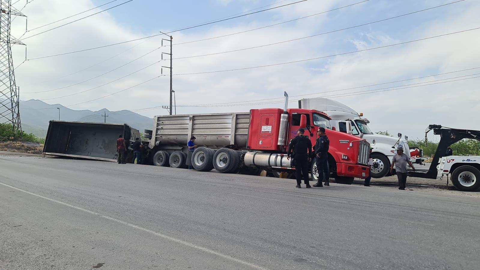 Se vuelca caja de tráiler en el CSG