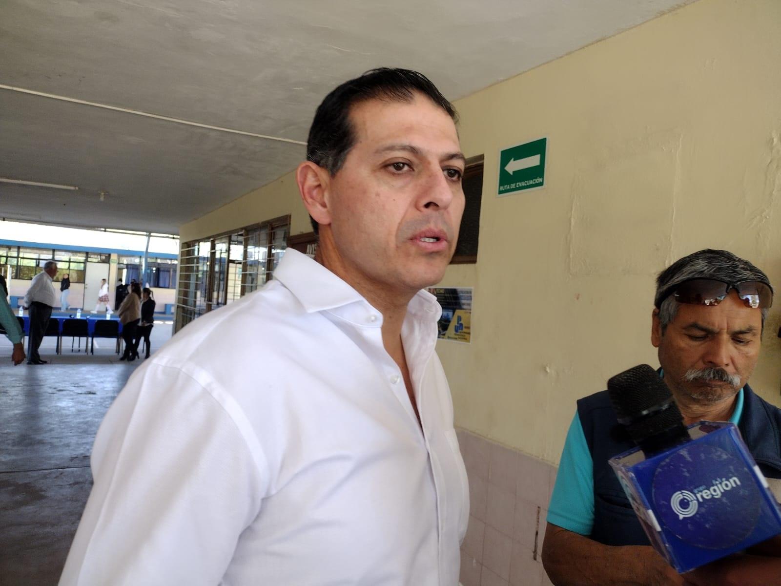 Recorre Pimentel planteles de la región
