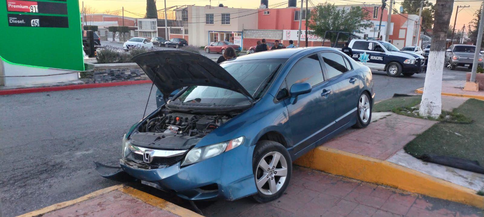 Protagoniza accidente por choque a camellón