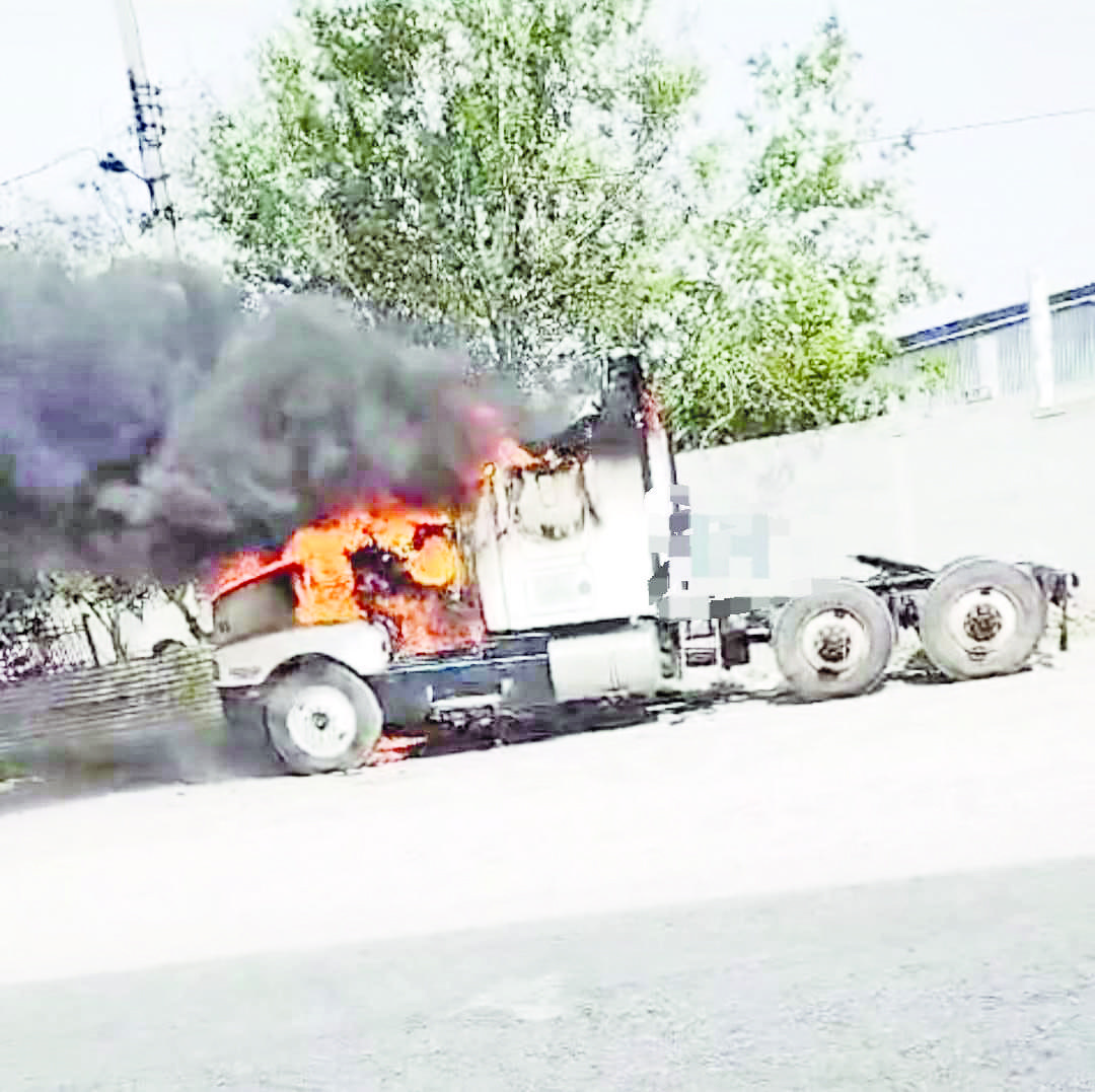Consume fuego a tráiler estacionado