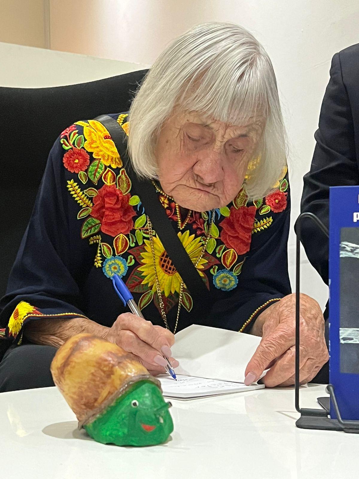 Con 96 años Beddy sigue pintando y escribiendo