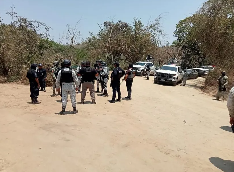 Asaltan 20 armados a maestros de un pueblo de Coyuca de Benítez