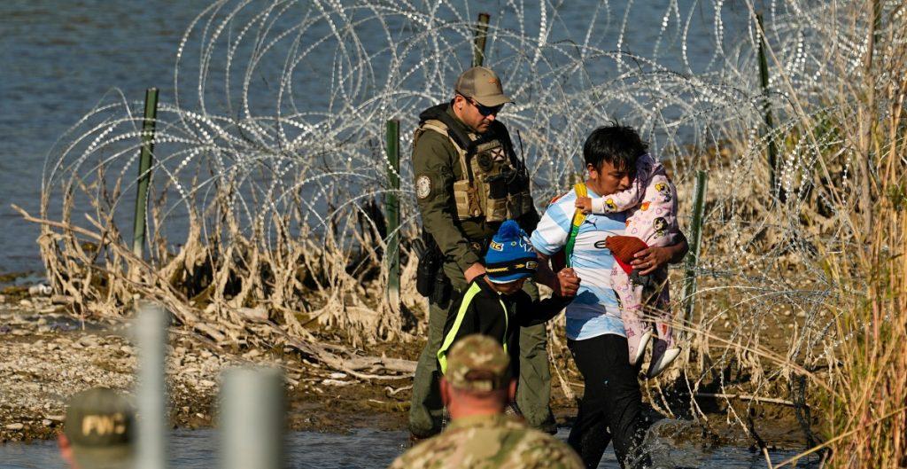 Juez de EU ordena a la Patrulla Fronteriza hacerse cargo de los niños migrantes que esperan en campamentos