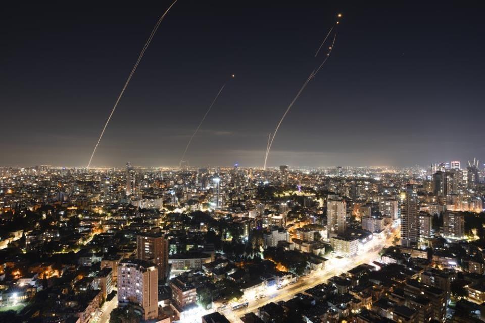 Fuerzas israelíes derriban más de 200 drones y misiles