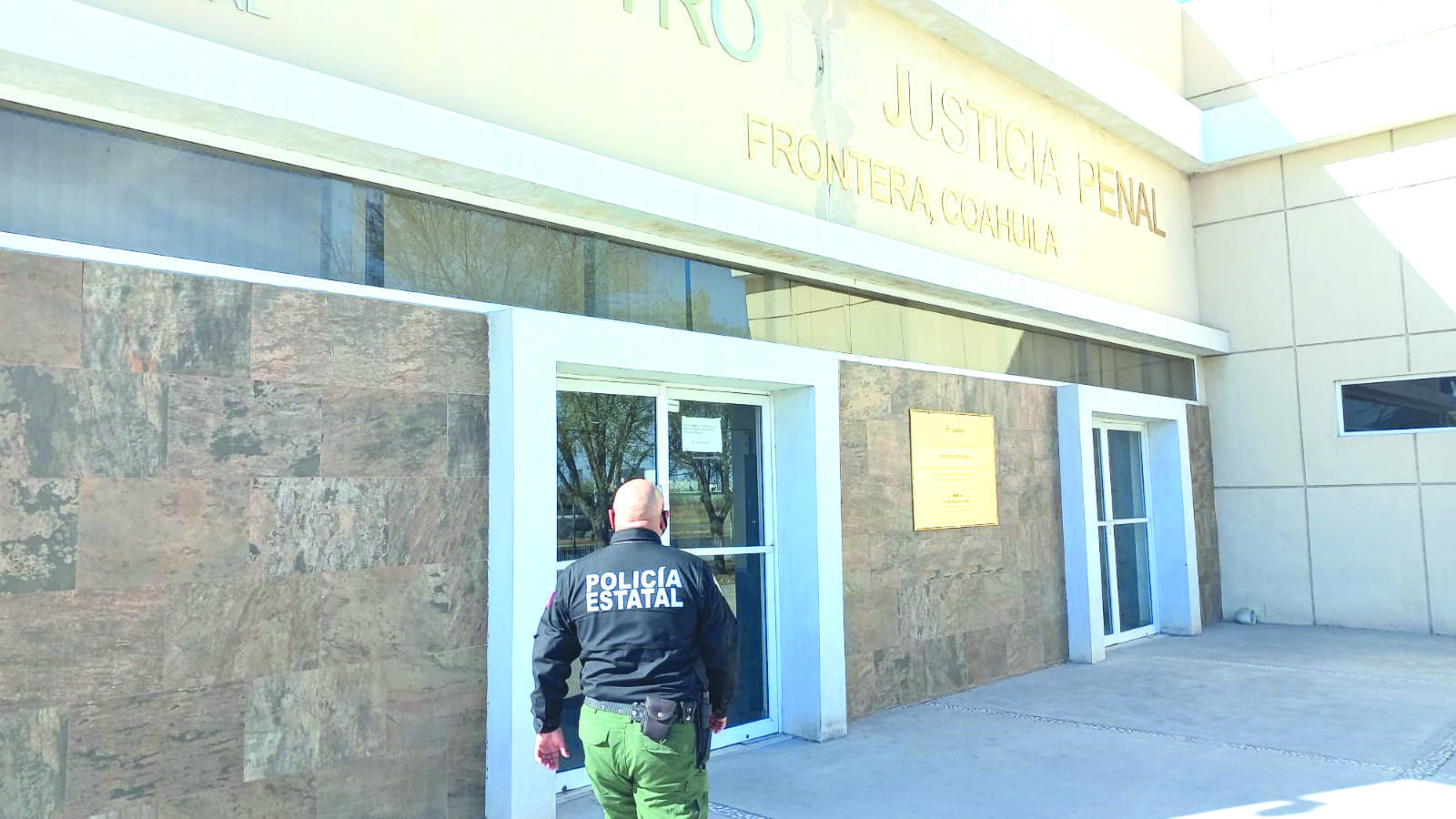 Convierte casa ajena en negocio de autolavado