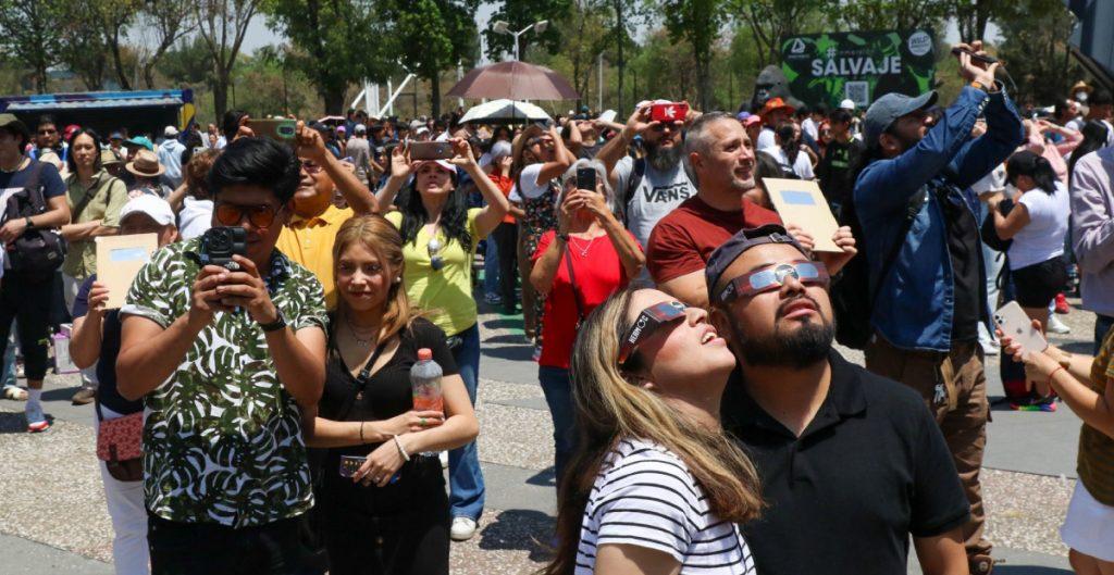 Aumentan las búsquedas en Google sobre dolor de ojos tras el eclipse solar que fue visible en México, EU y Canadá