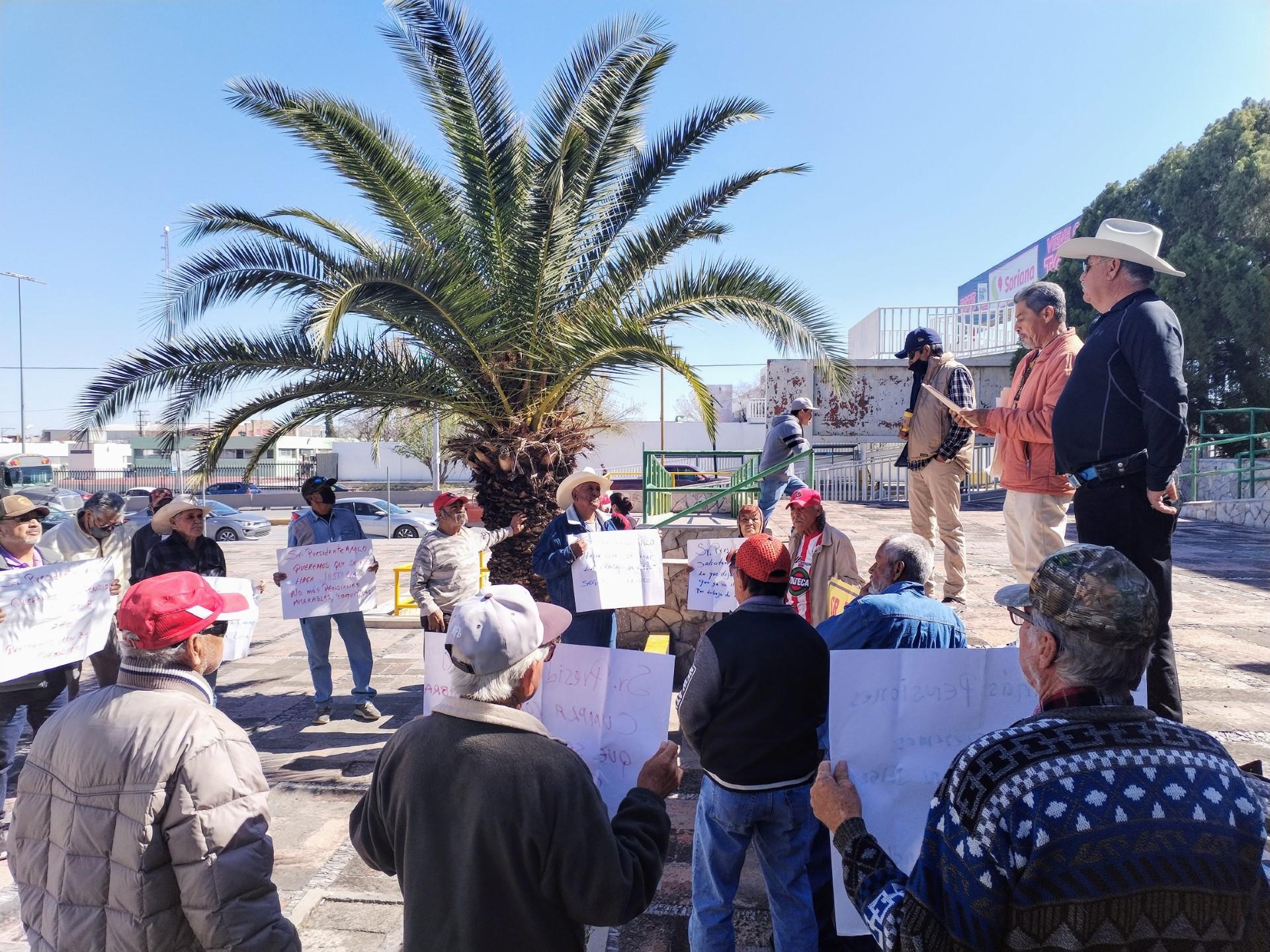 Burócrata federal se niega a atender a ex trabajadores