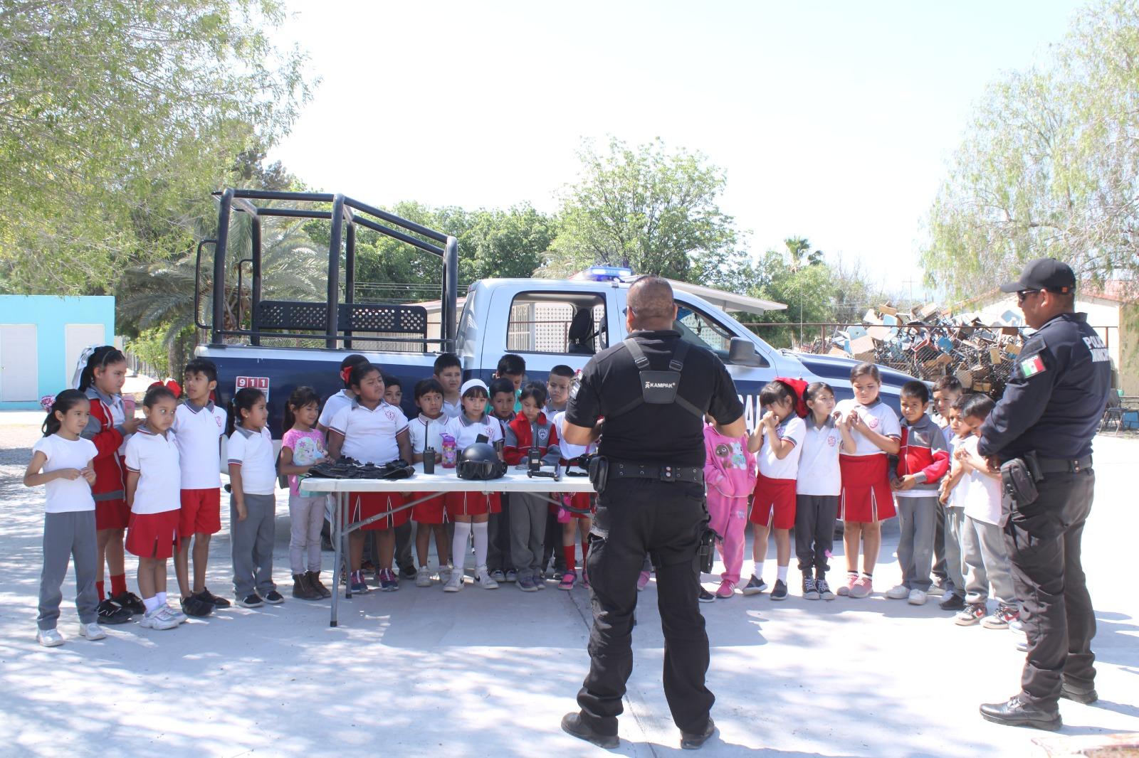 Platican policías con alumnos de Cuatro Ciénegas