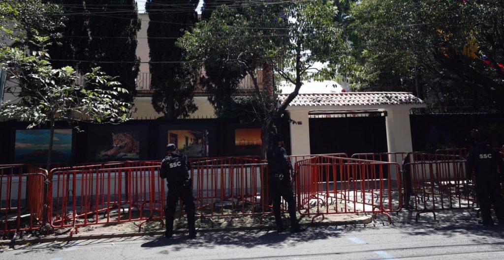 Embajada de Ecuador en México baja su bandera tras la ruptura de relaciones diplomáticas