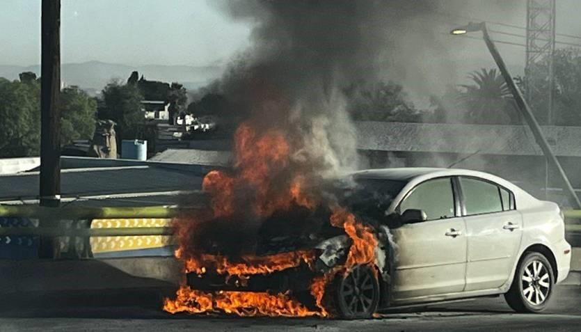 Se calcina auto en el Periférico