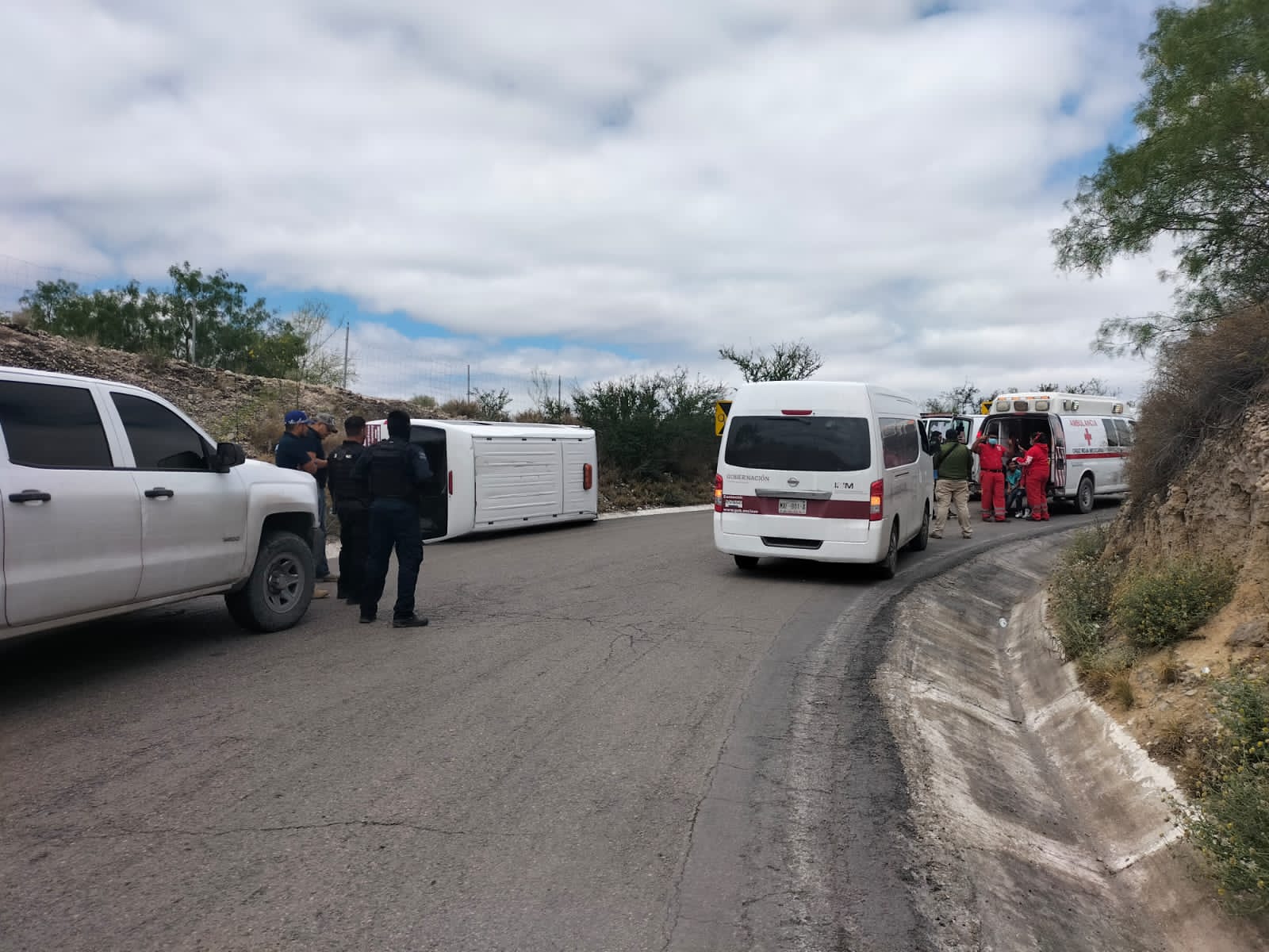 Vuelca unidad del INM sobre Autopista Premier