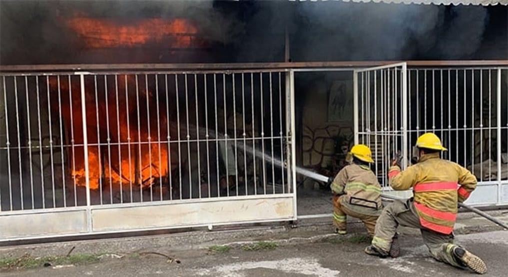 Se quema espalda al incendiarse vivienda
