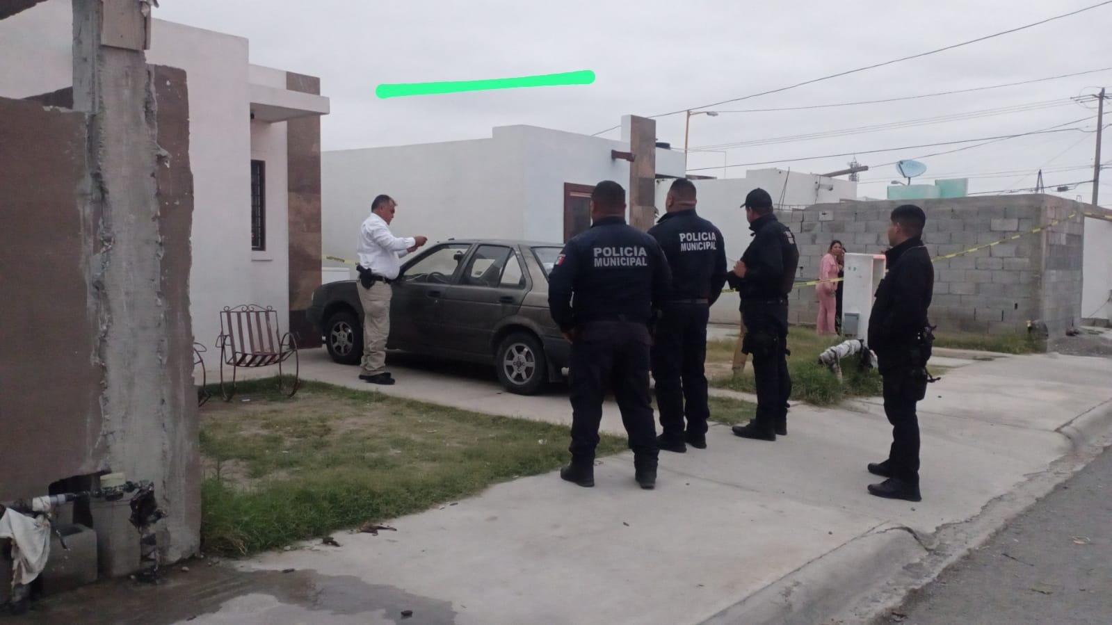 Lo hallan muerto adentro de auto