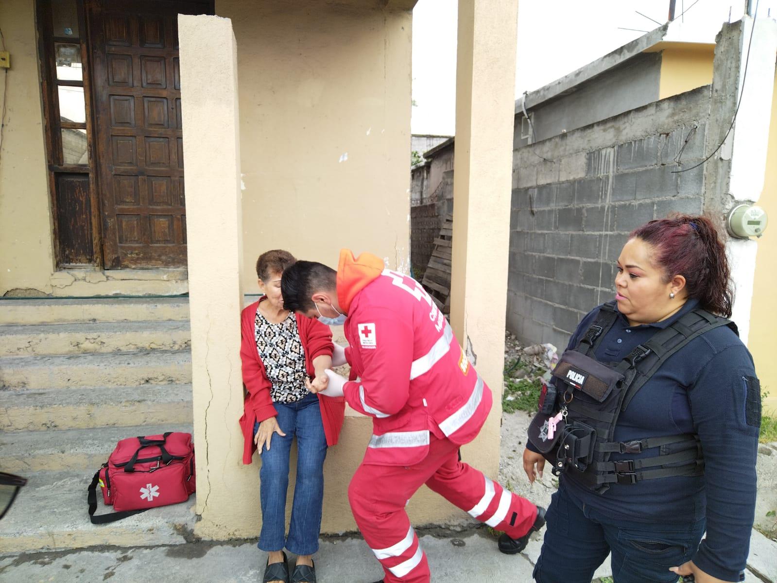 Desequilibrada mujer ataca a adulta mayor