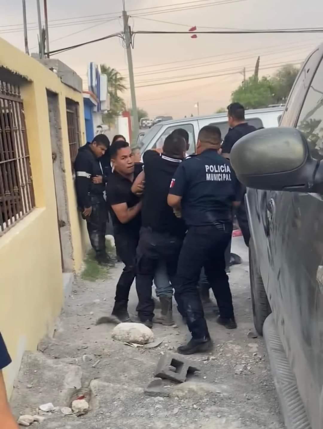 Ataca grupo de vecinos a policías de Castaños