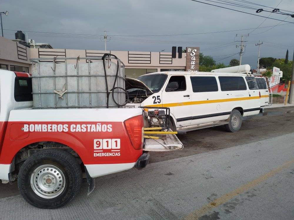 Evitan bomberos incendio de combi