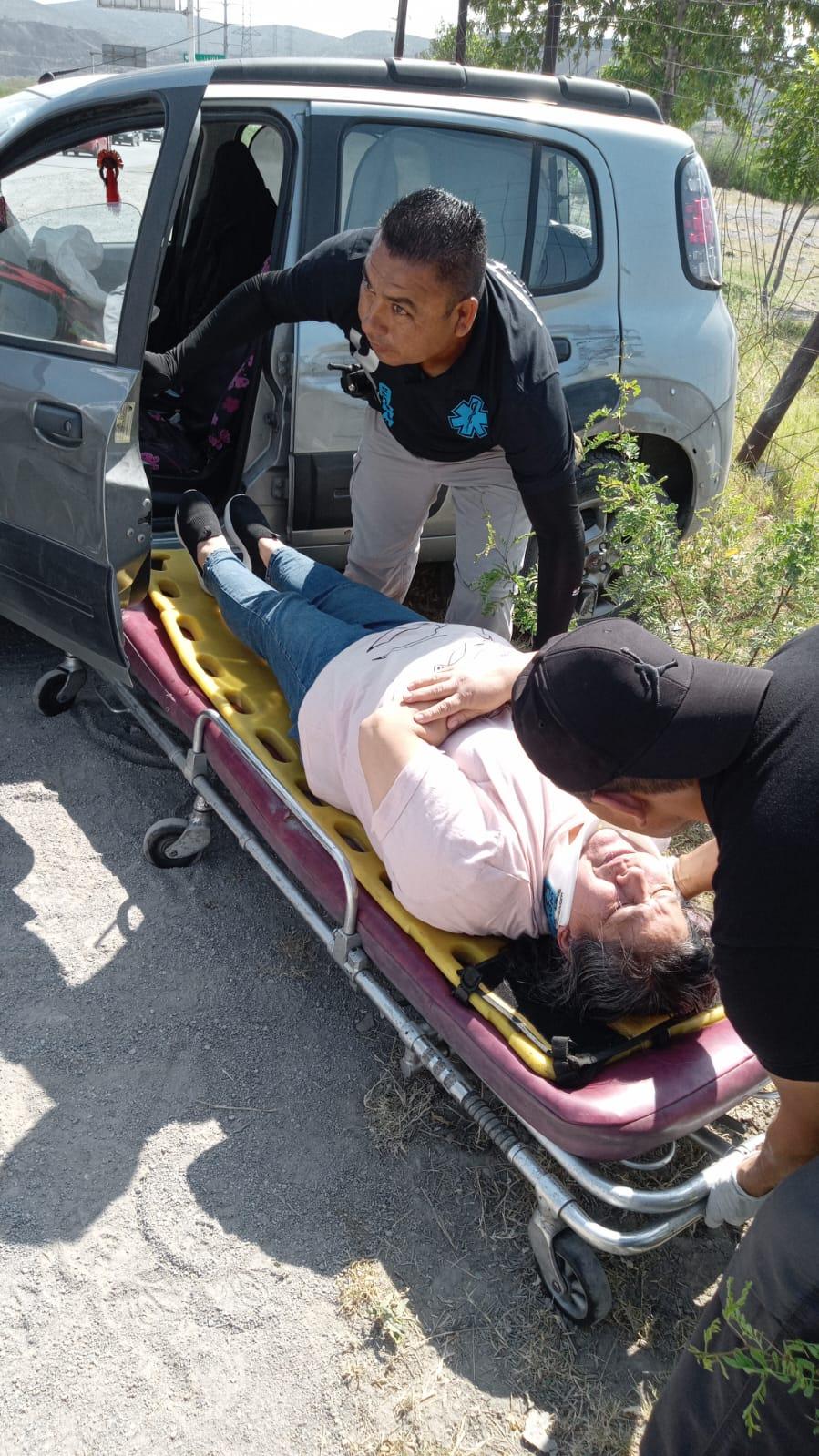 Impactante colisión deja a mujer herida