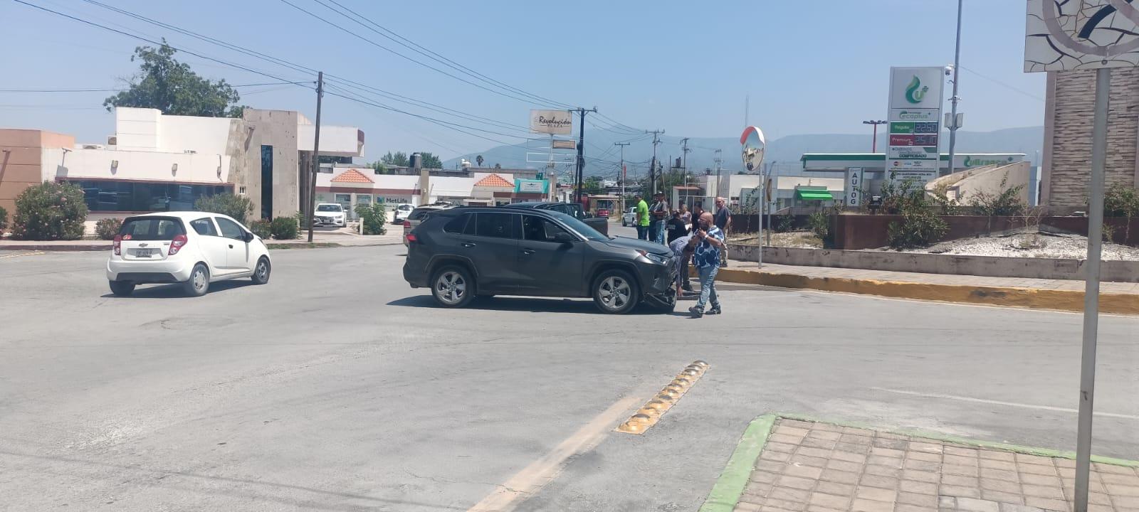 Cuantiosos daños al chocar en glorieta