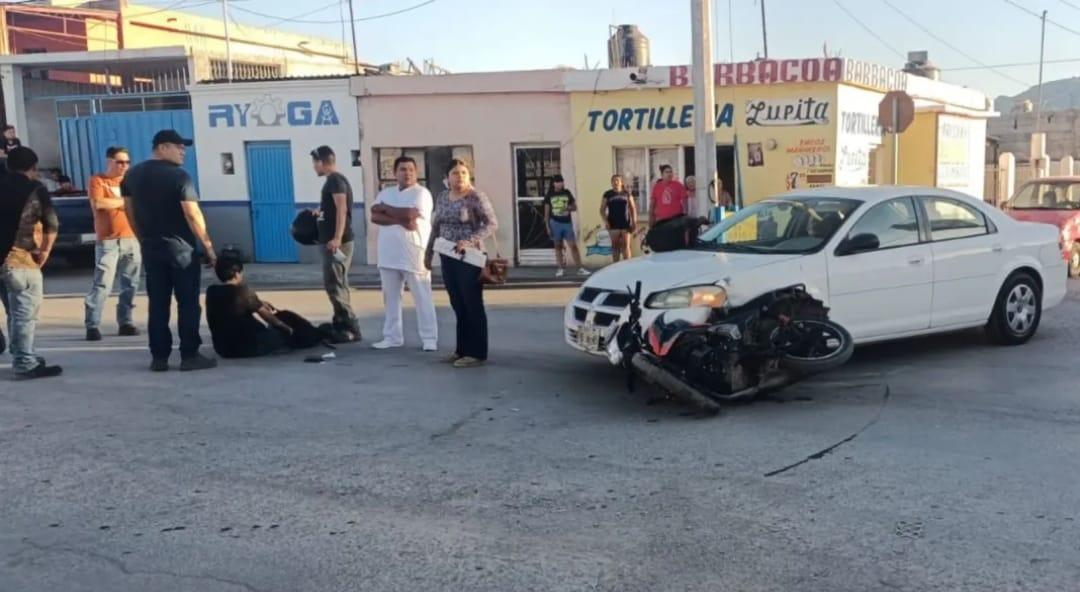 Arrolla conductora a joven motociclista