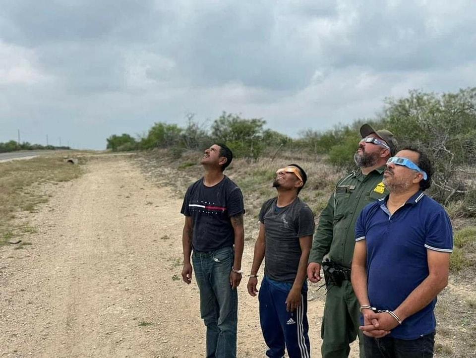 Permiten a migrantes ver el eclipse…pero esposados