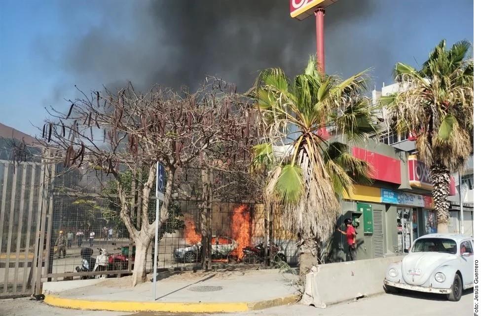 Normalistas de Ayotzinapa lanzan petardos al Palacio de Gobierno en Chilpancingo y queman autos