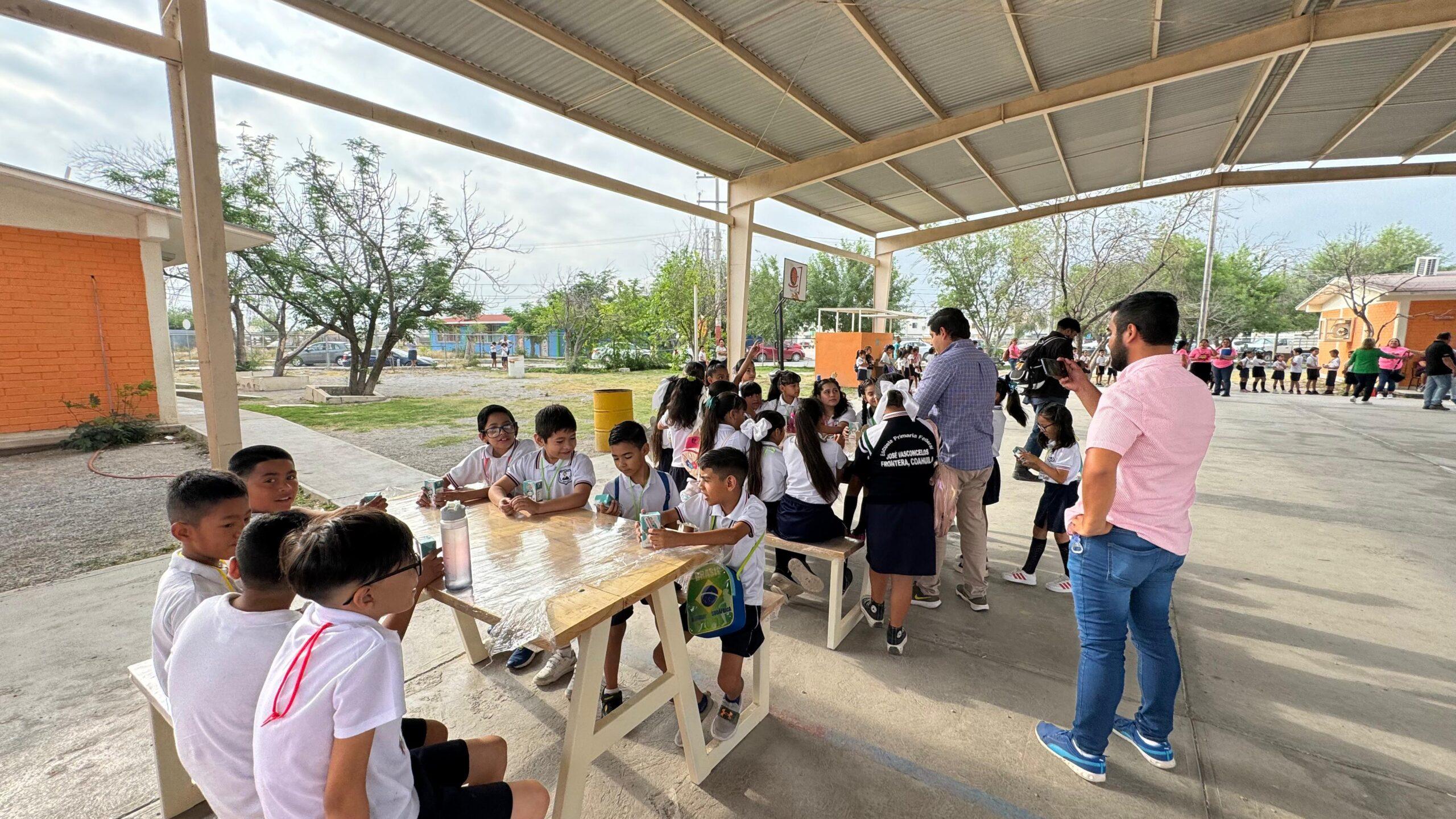 Ya tienen parvulitos mesitas para comer