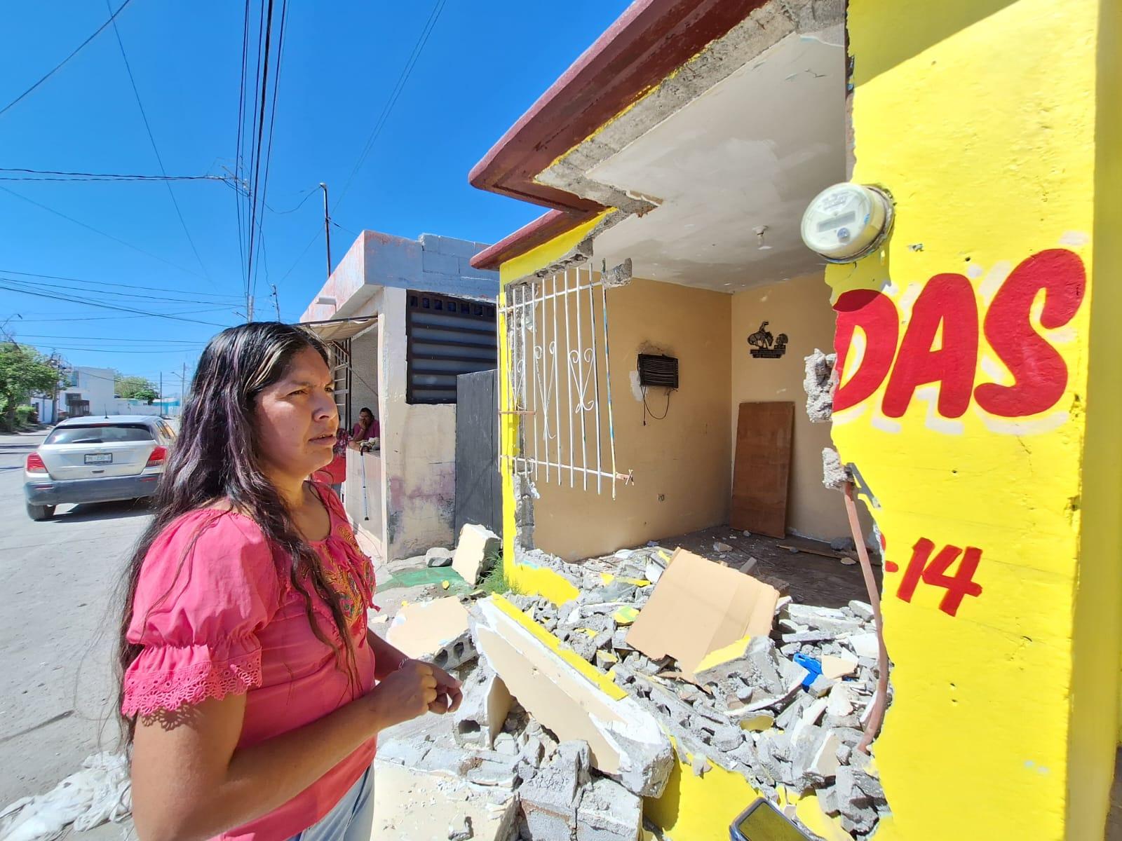 No reconocen daños de camión a vivienda