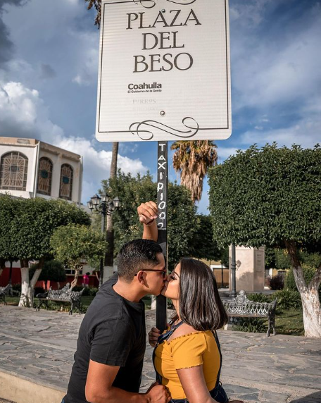 ¿Conoces la historia de la Plaza del Beso de Parras?