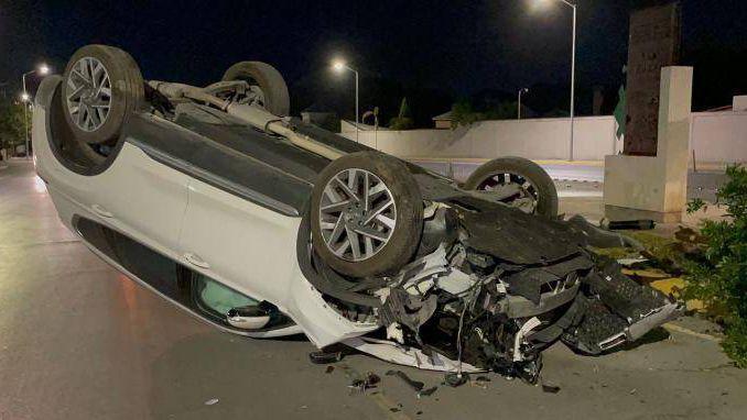 Vuelca y deja su camioneta