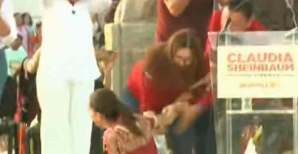 Sheinbaum tropieza y cae mientras bailaba banda sobre el templete de un mitin en Mazatlán