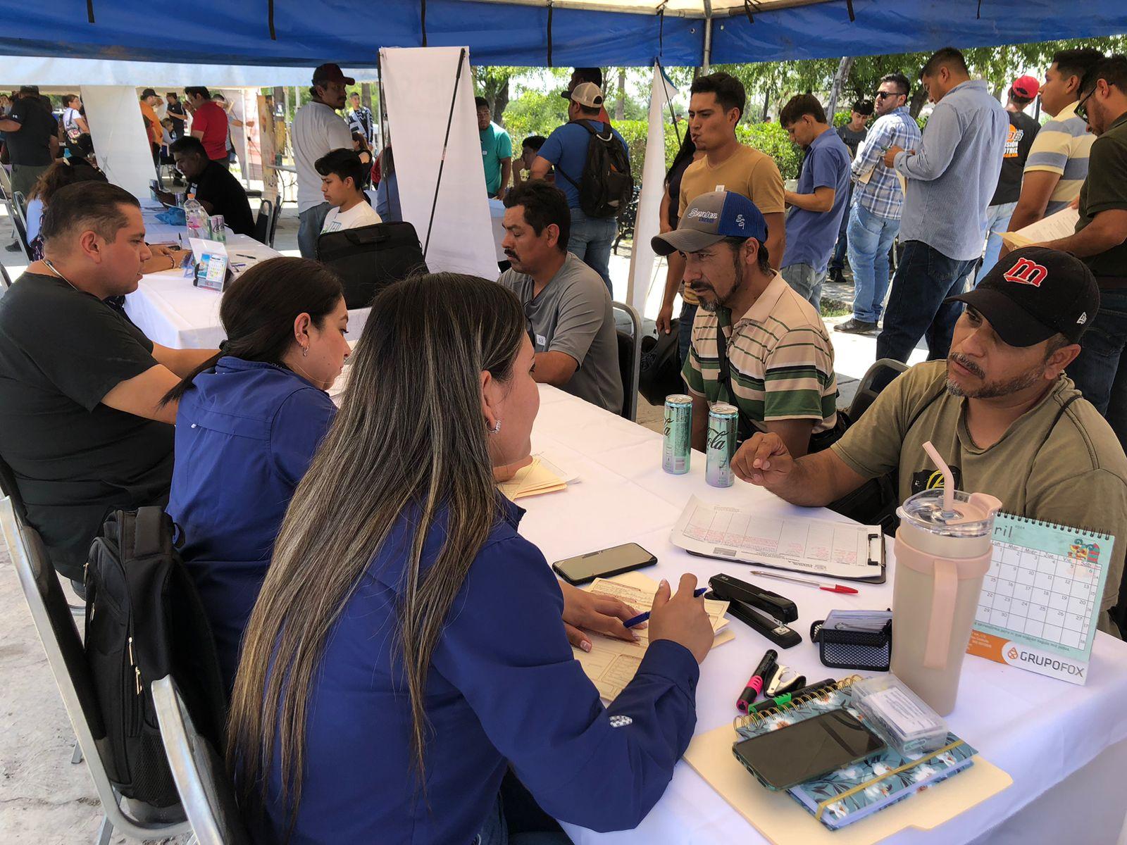 Acuden casi 500 a buscar empleo