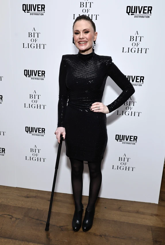 Anna Paquin reaparece con bastón tras dos años sin pisar una alfombra roja y revela que afronta un delicado problema de salud