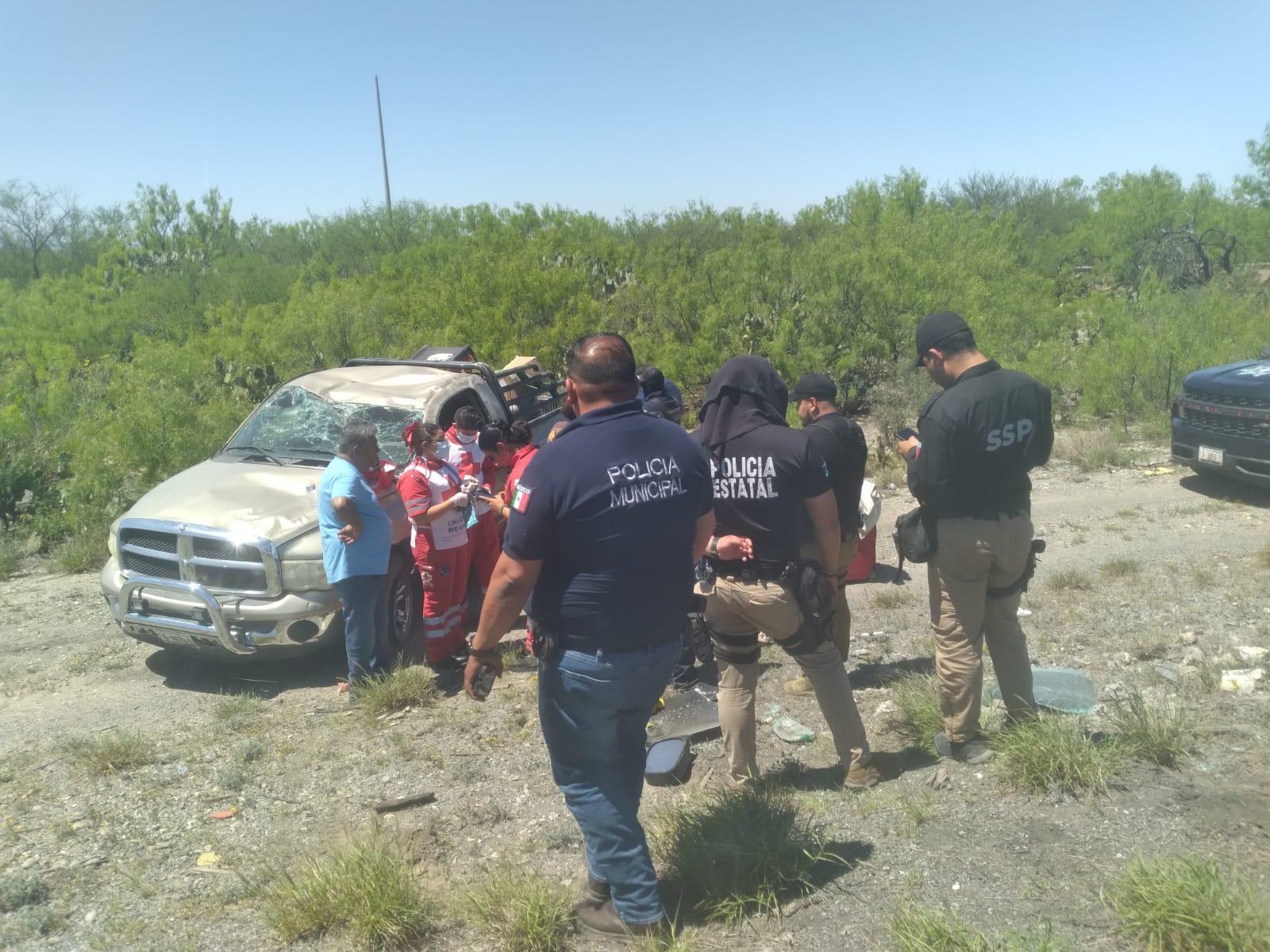 Sufren volcadura al esquivar bache