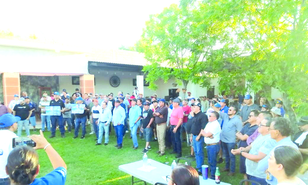 Entre abrazos y anécdotas se reencuentran obreros